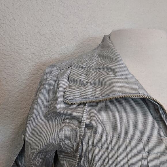 Zenergy by Chico's Silver Short Sleeve Zip Blouse - Picture 4 of 10